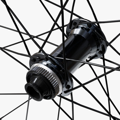 WHEEL, WH-M8200-B-29, DEORE XT, FRONT, RIM:29, 28H, F:15MM E-THRU TUBELESS OLD:110MM, W/TUBELESS TAPE, FOR CENTERLOCK DISC