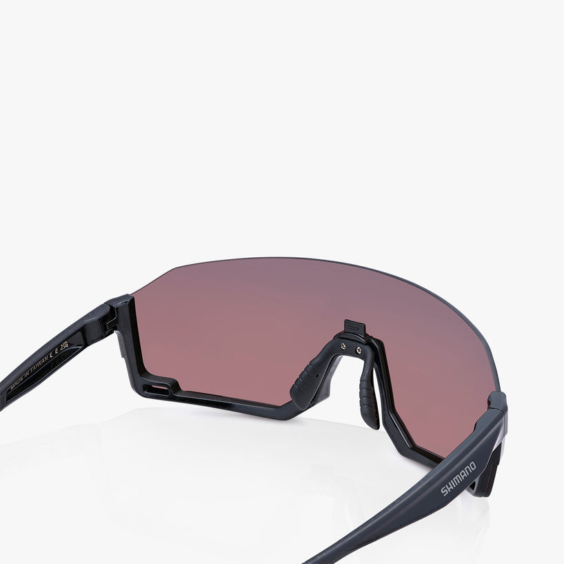 High contrast fashion sunglasses