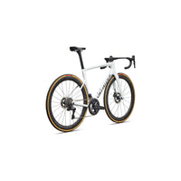White road bike three-quarter view with carbon-look aero wheels and disc brakes