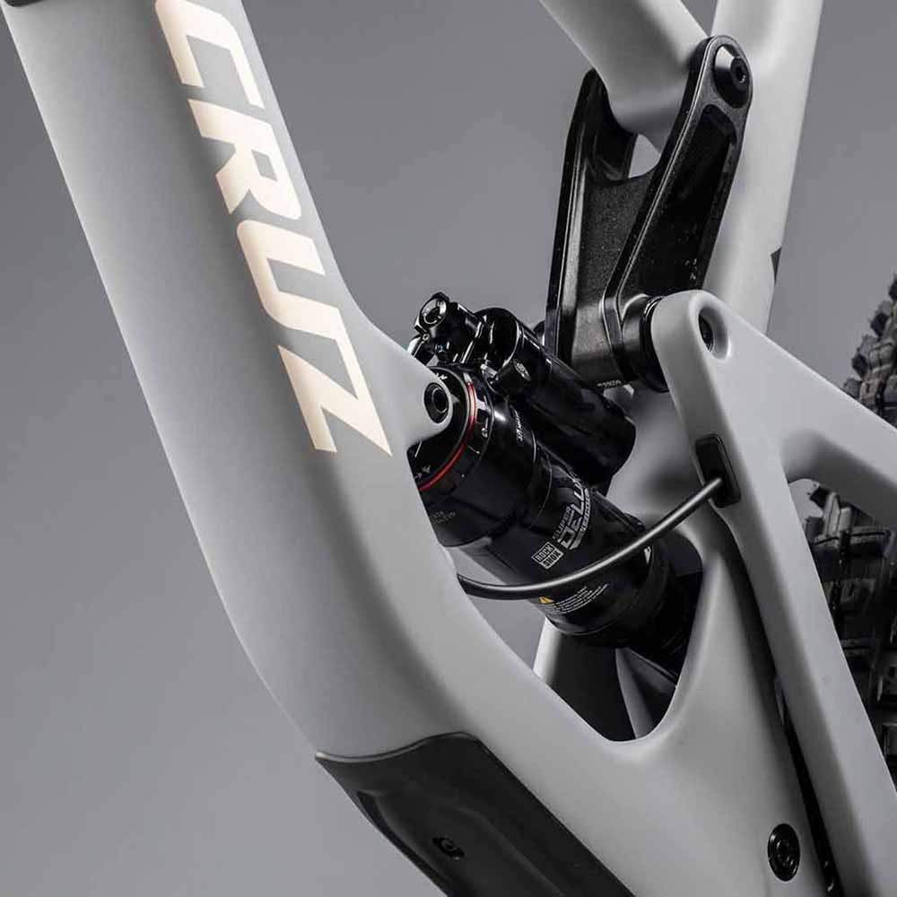 Santa Cruz Hightower S-Kit 29er Mountain Bike (2022)